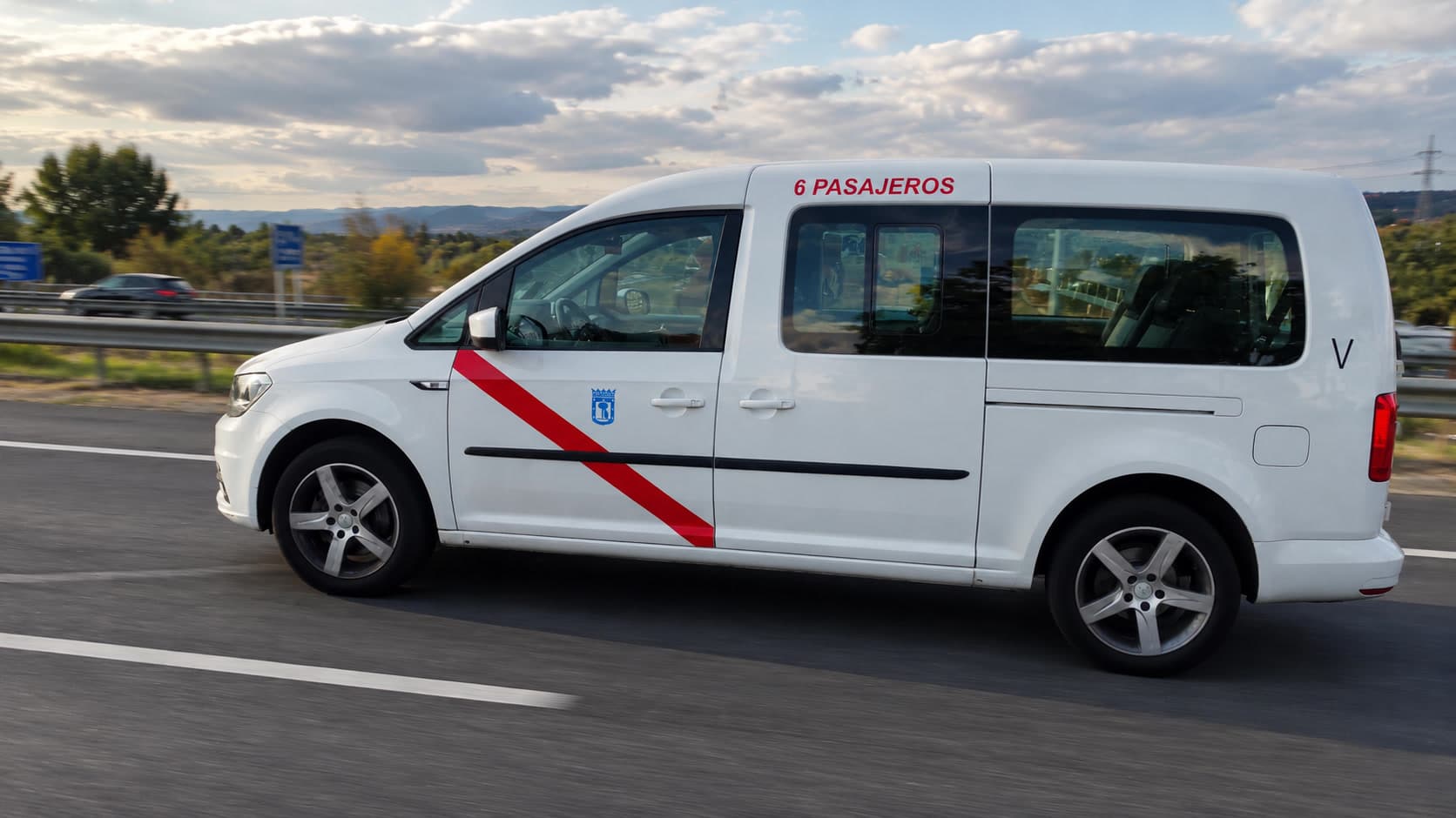 Taxi de 6 plazas circulando por la autovía