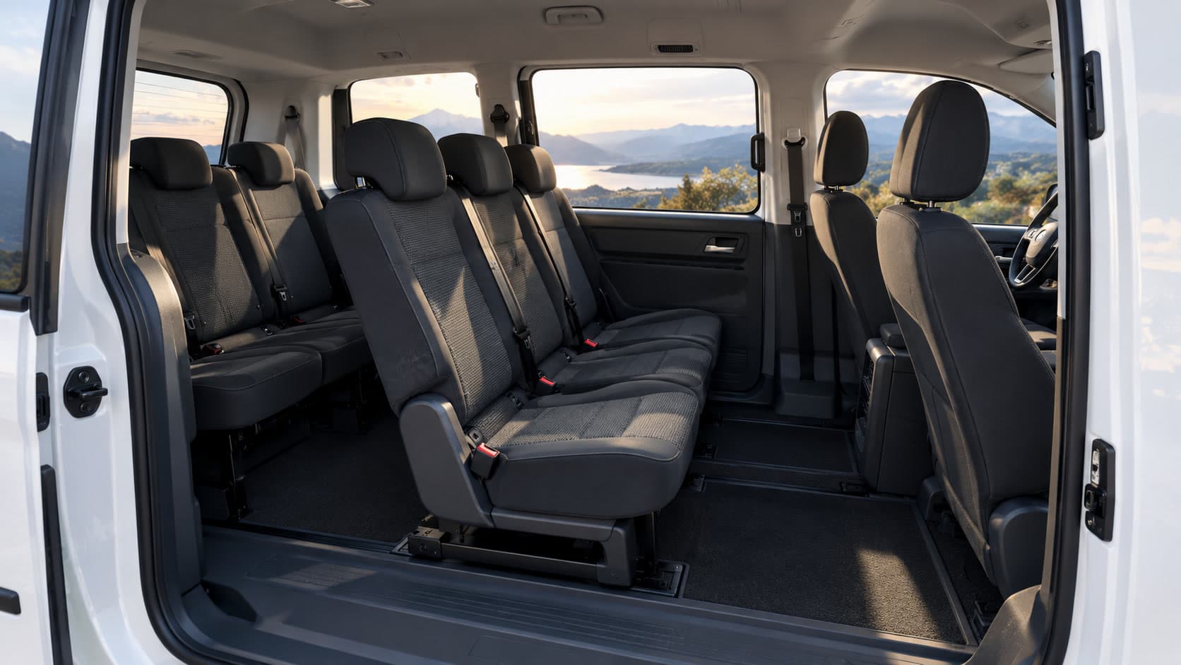 Interior del taxi de 6 plazas con la puerta lateral abierta